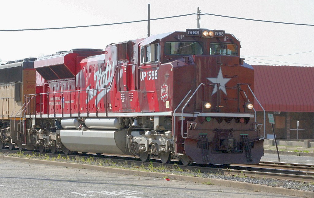 UP 1988 leads a SB from Little Rock